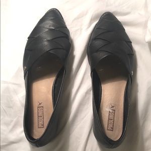 Pikolinos black leather flats